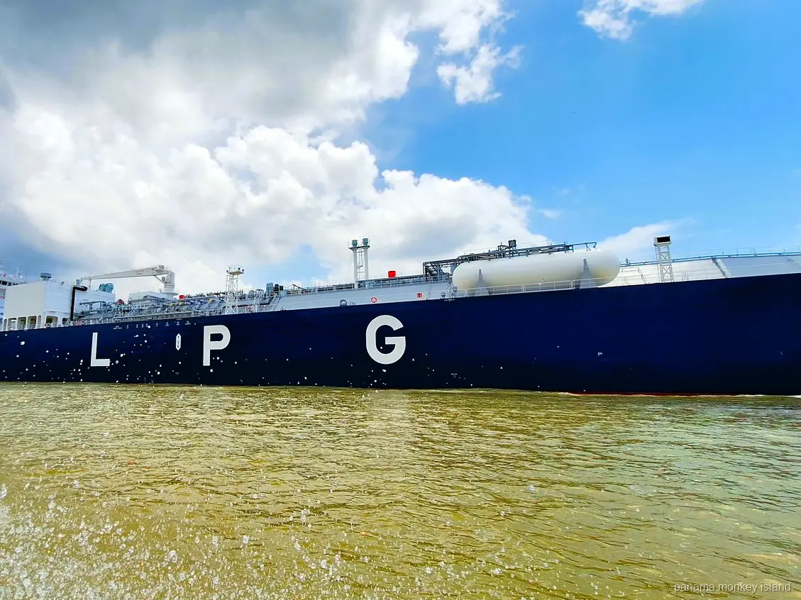 Vista cercana de un gran buque gasero desde el agua en el Canal de Panamá, tour isla de los monos Panamá