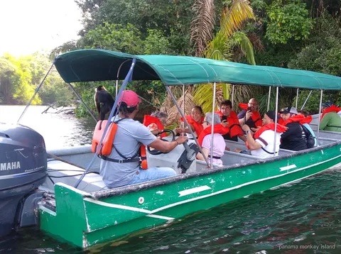 Canoa tradicional llegando a un pueblo Emberá cerca de la Isla de los Monos en Panamá